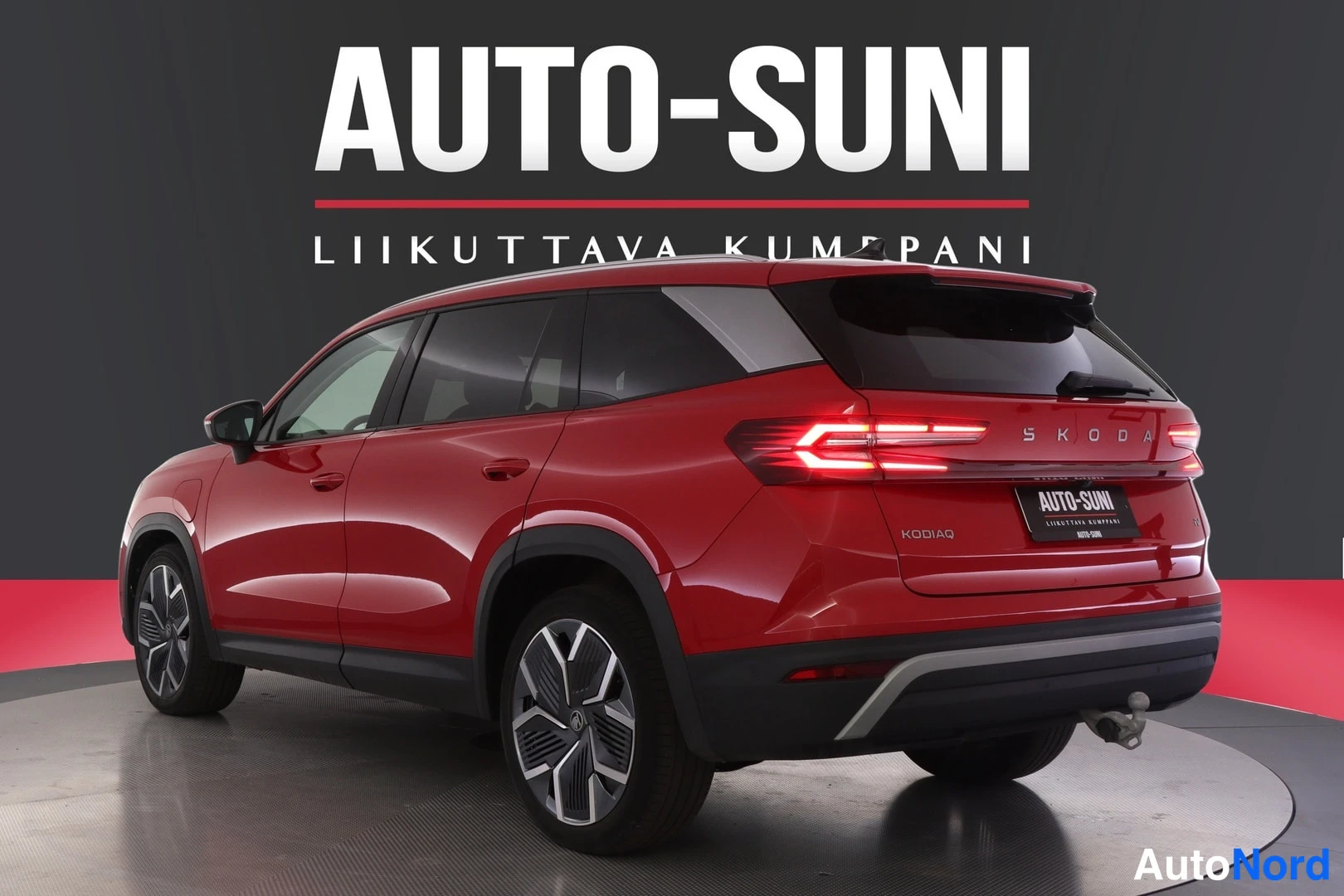 Takaviisto: Skoda Kodiaq 2025, punainen, takakulma