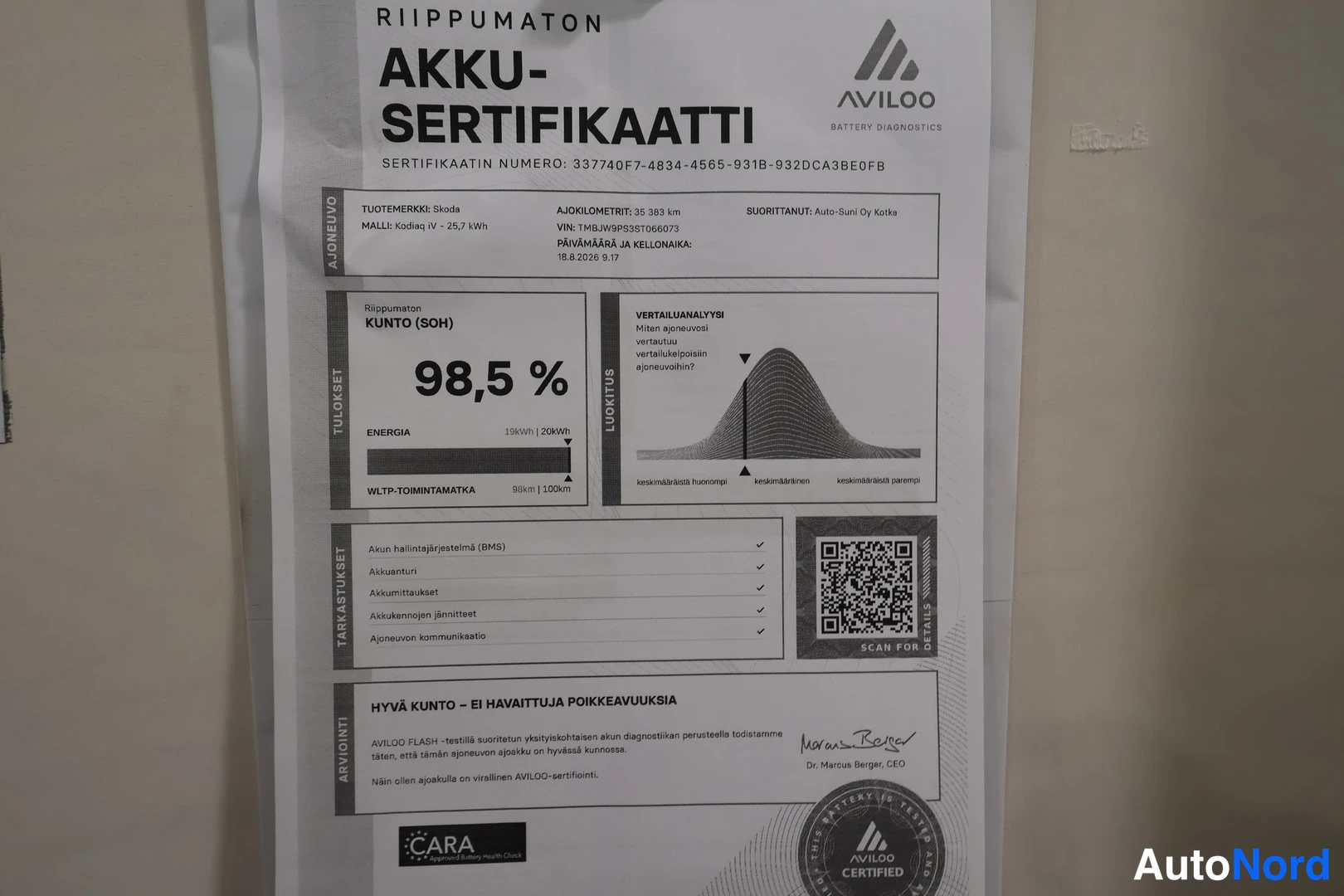 Yksityiskohta: Aviloo Akku-SERTIFIKATTI (SOH 98,5 %) näkyy valkoista taustaa vasten