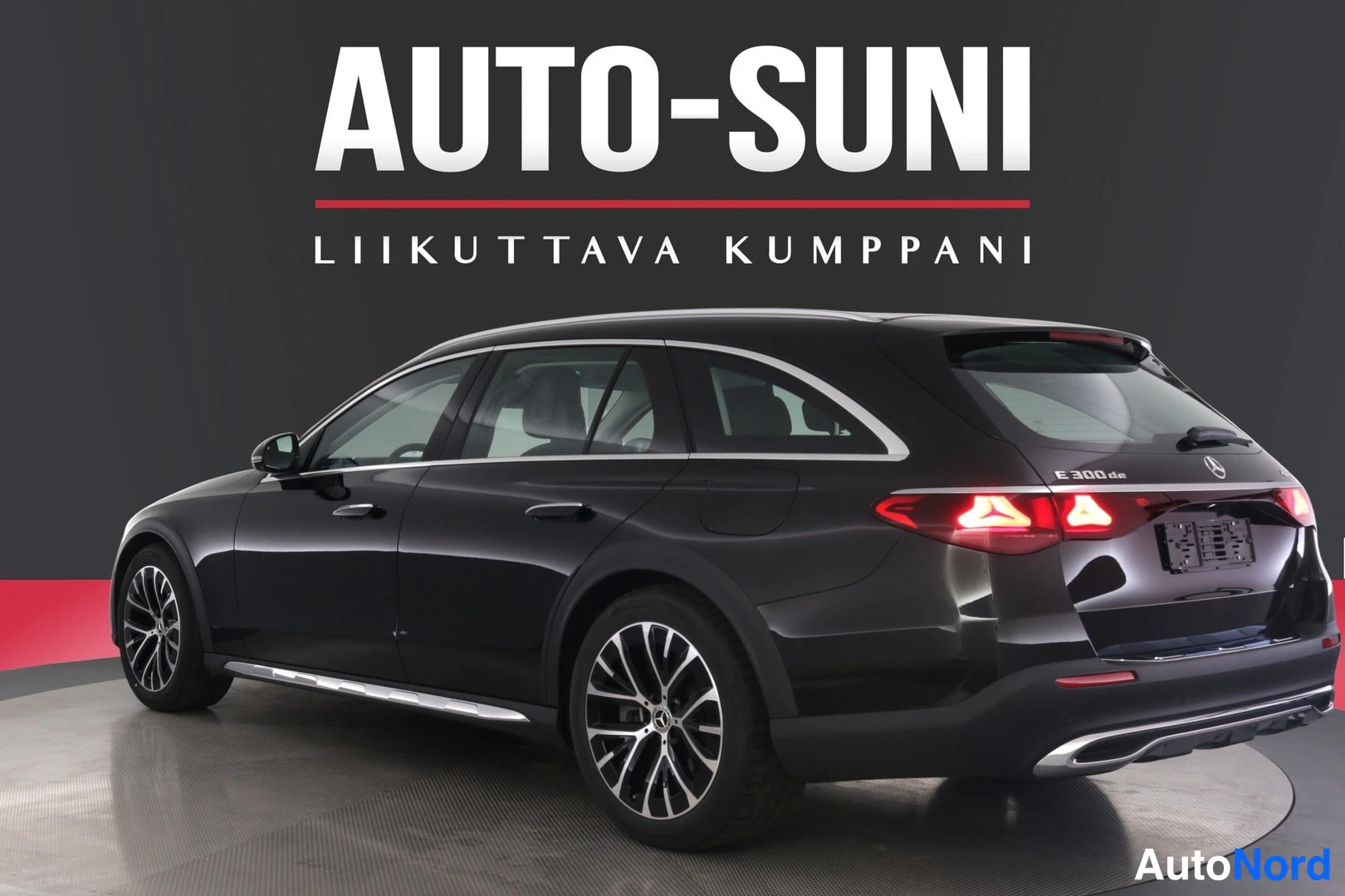 Takaviisto: Musta Mercedes-Benz farmari takaviistosta vasemmalta, E 300 de -teksti takaluukussa, metallivanteet.