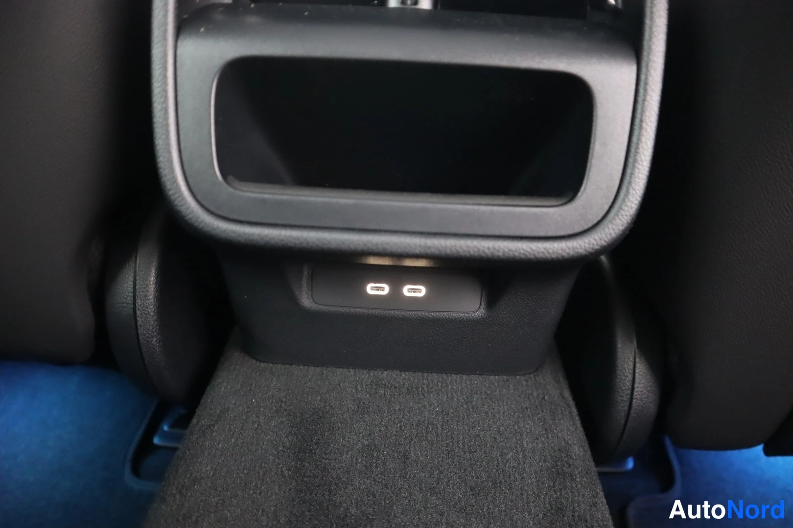 Yksityiskohta: Auton takaosien keskikonsolin takaosa: avattava säilytyslokero ja kaksi USB-C-porttia.