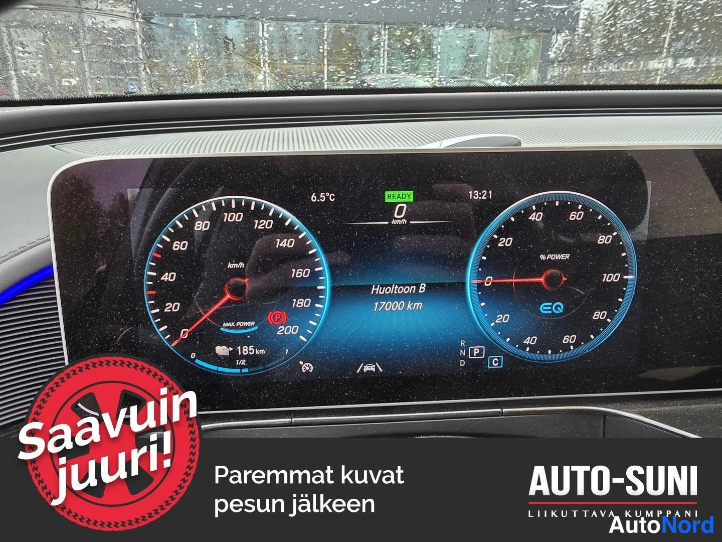 Ohjaamo: Digitaalinen kokoonpano nähdään. Vasemmalla puolella on nopeusmittari (0 km/h), keskellä näkyy teksti 'Huoltoon B 17000 km', oikealla virtakäyttömittari (% POWE