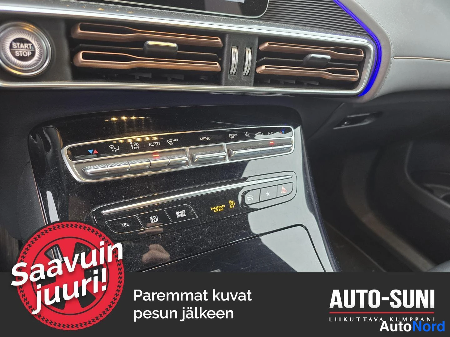 Muu: Autojen sisätiloissa: keskconsole noin. Kuparinväriset ilmastointisuuttimat ja sininen tunnelmavalaistus. Kiiltävä musta paneeli, jossa ilmastoinnin säätimet (A