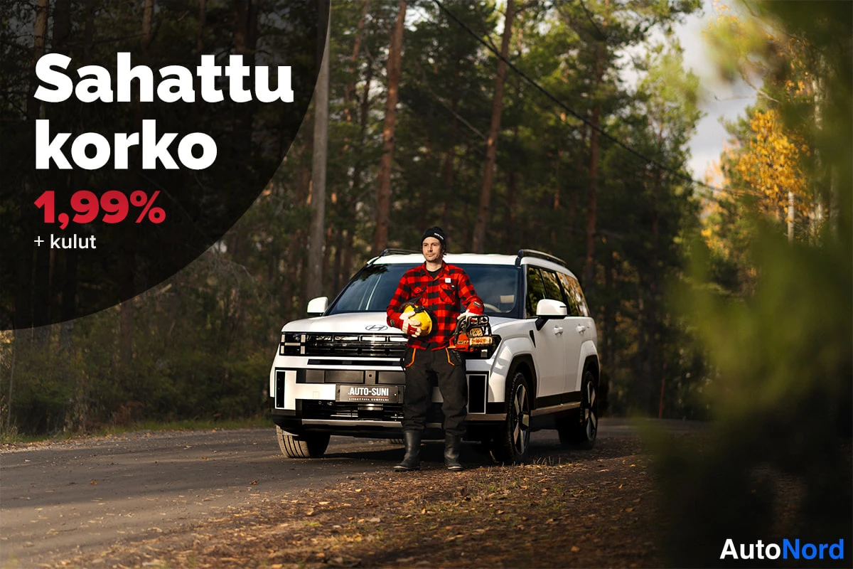 Muu: Etu- ja vasen kylkinäkö kulmassa otetussa kuvassa. Valkoinen auto on metsäteiden vieressä, ja miehen pusero punertava musta ruutupaita seisoo auton ede