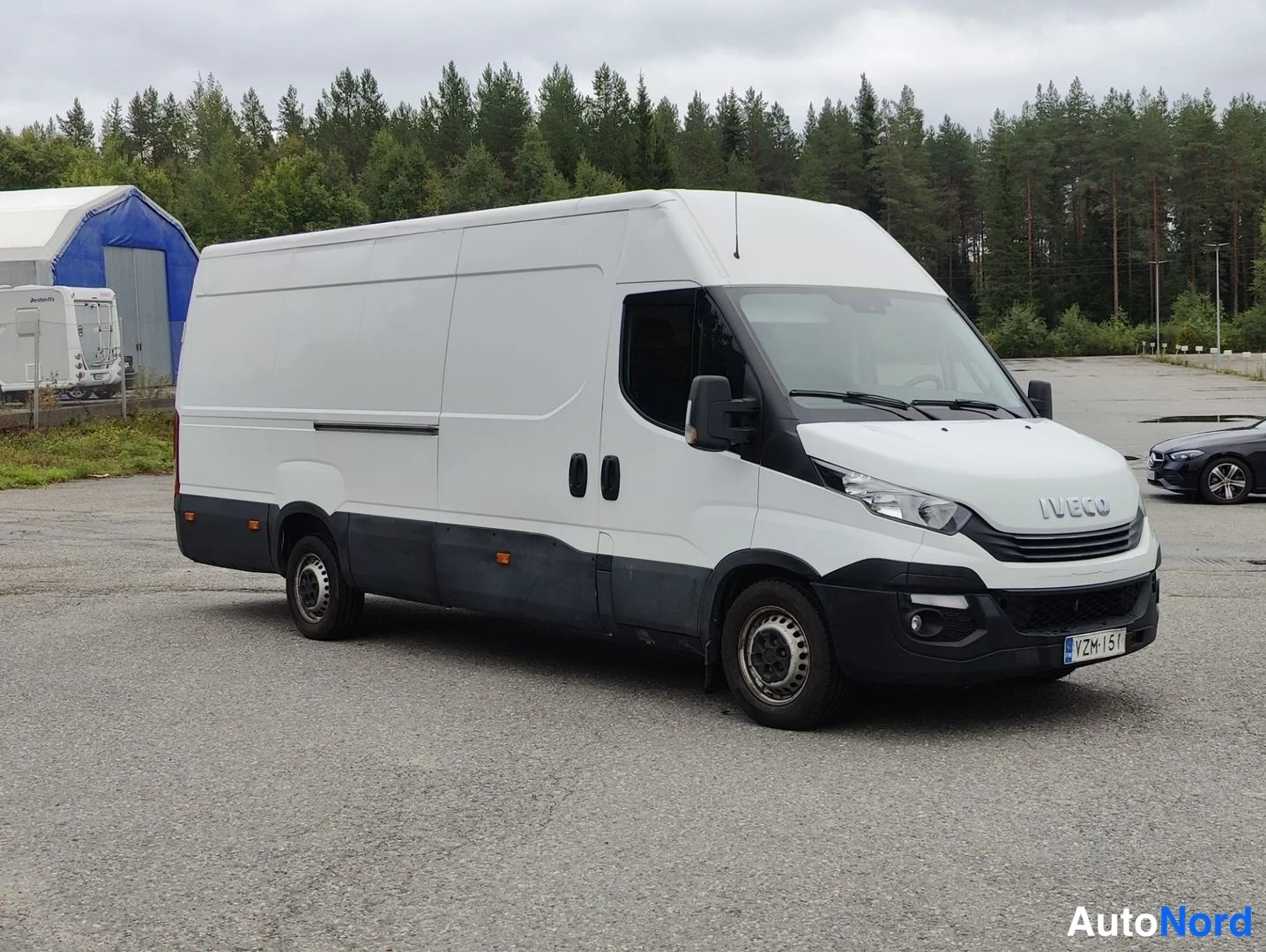 Etuviisto, nokka oikealle: Etuviisto kuva valkoisesta IVECO kuorma-autosta. Auton etuosa ja vasen kylki näkyvät.