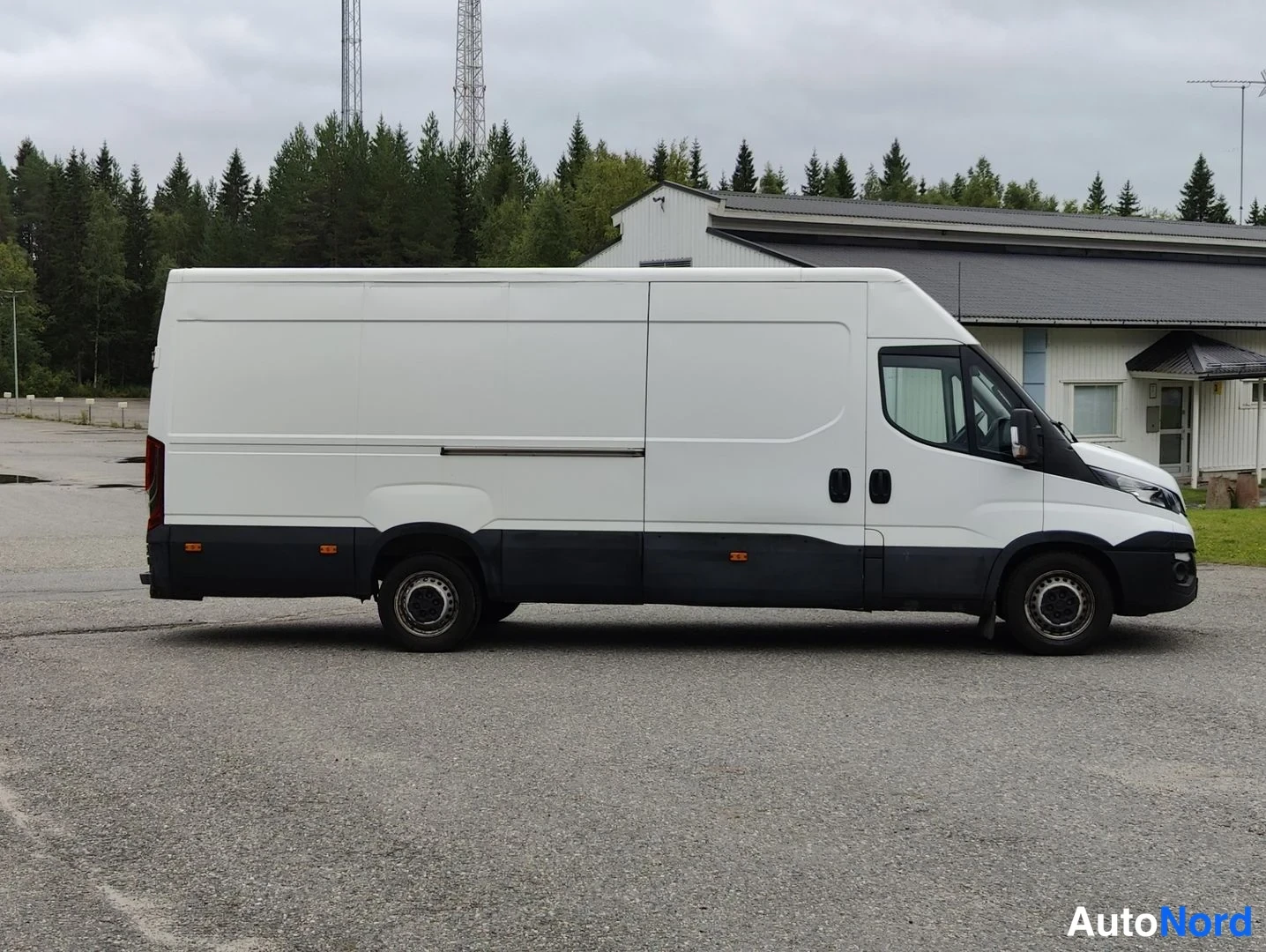 Sivulta: Sivuvalo kuva valkoisesta IVECO kuorma-autosta. Autoa nähdään profiilista.
