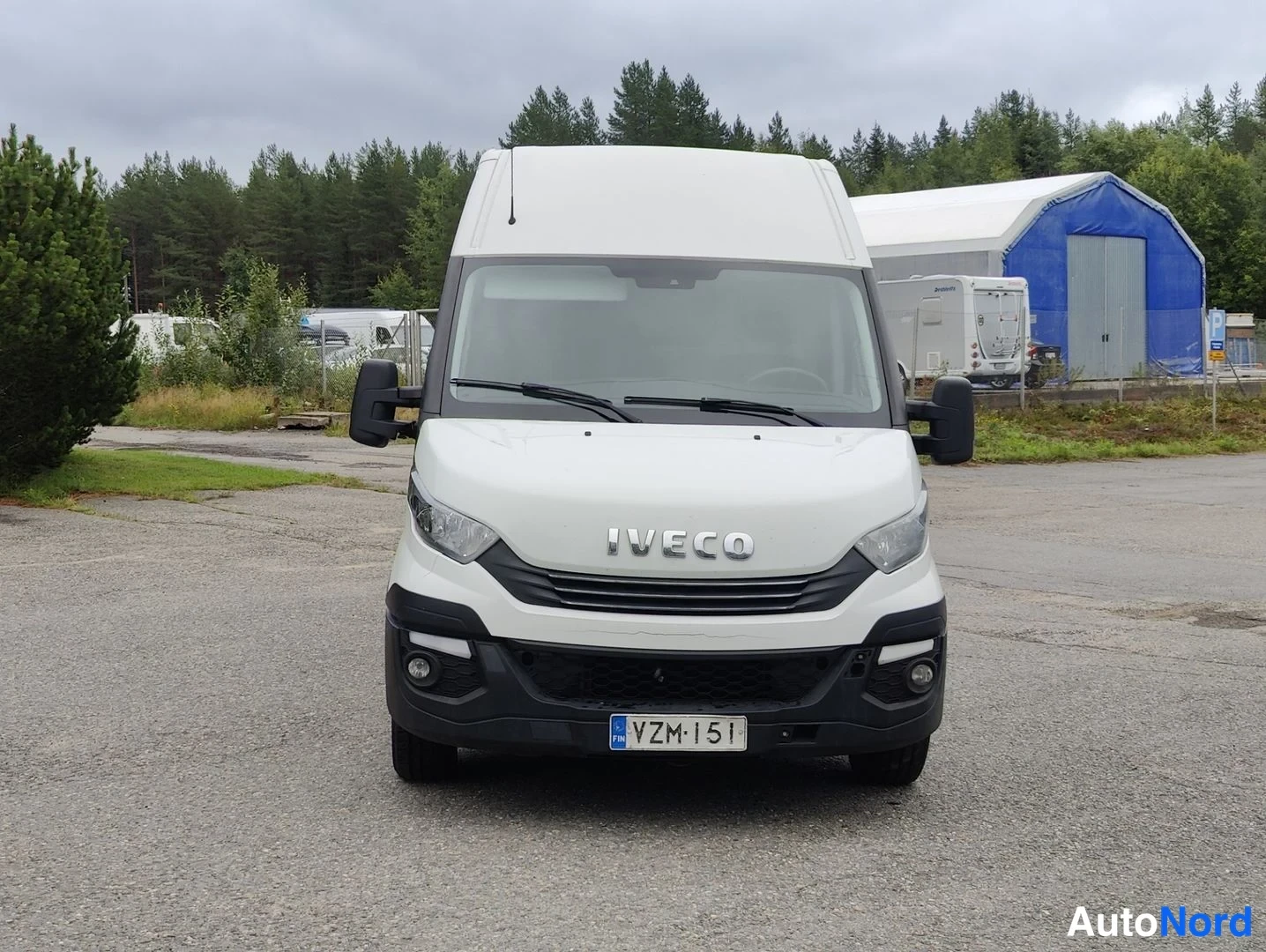 Edestä: Etukuva valkoisesta IVECO kuorma-autosta. Etuvalot, ajovalokeilat ja rekisterikilpi näkyvät.