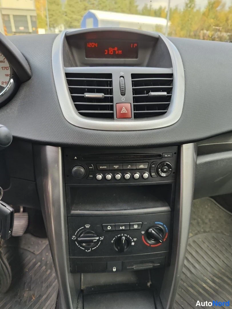 Muu: Keskuspaneeli ja säätöruutu. Näytössä lukee 1204 ja 318 km/h.