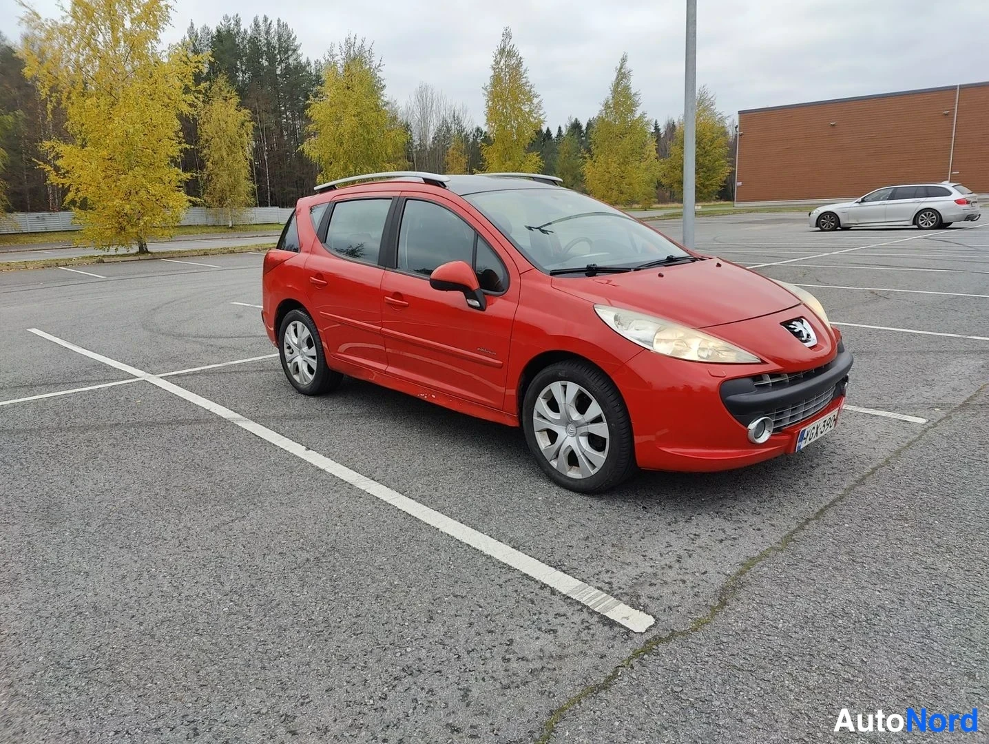 Punainen Peugeot 207 2008, etuviisto, keula oikealle, kuva 2