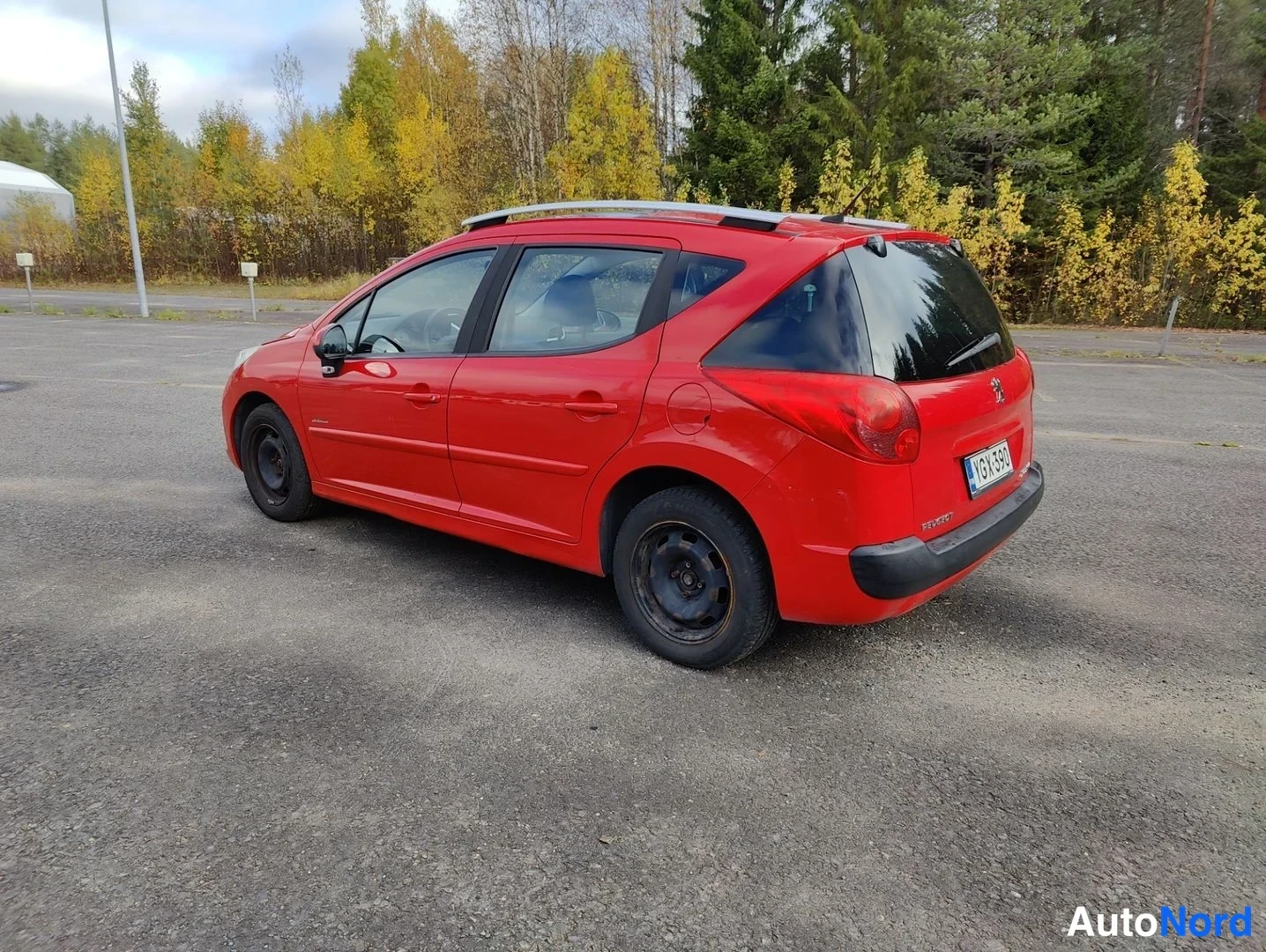 Takaviisto: Rear three-quarter view from the right side showing the tailgate, taillights, rear window wiper, and two steel rims on the rear and front wheels.