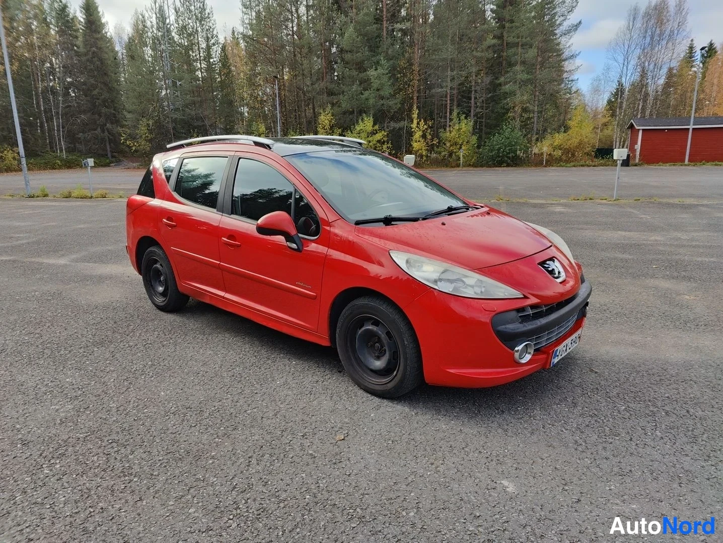 Etuviisto, nokka vasemmalle: Front three-quarter view of a red hatchback angled slightly towards the left.