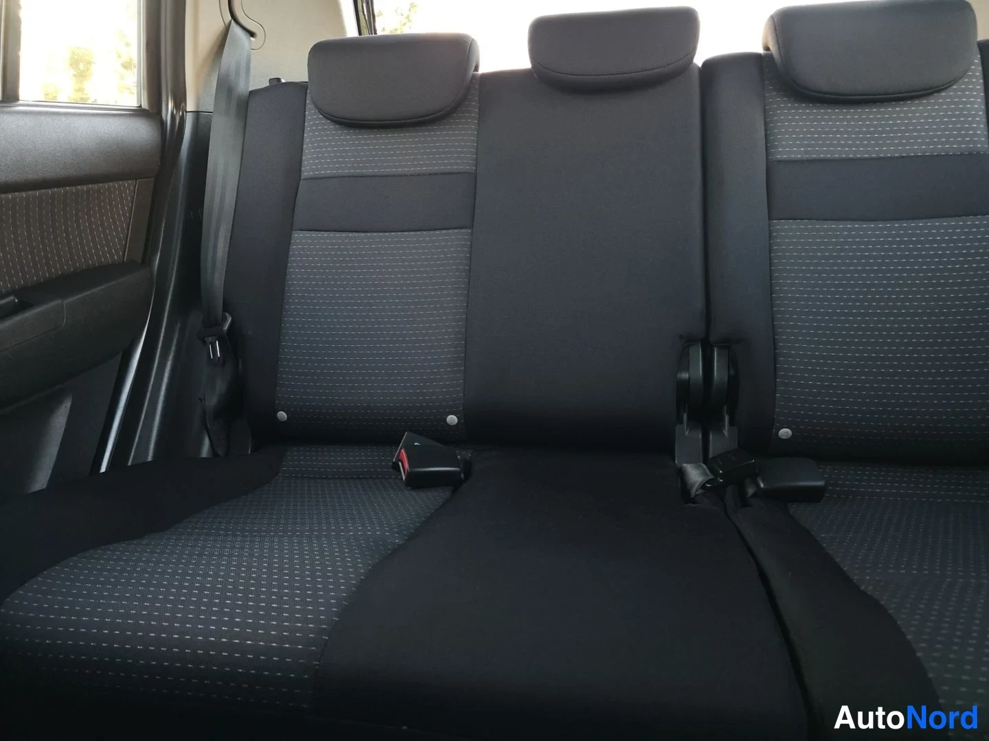 Takaistuimet: Back seat upholstery and headrests