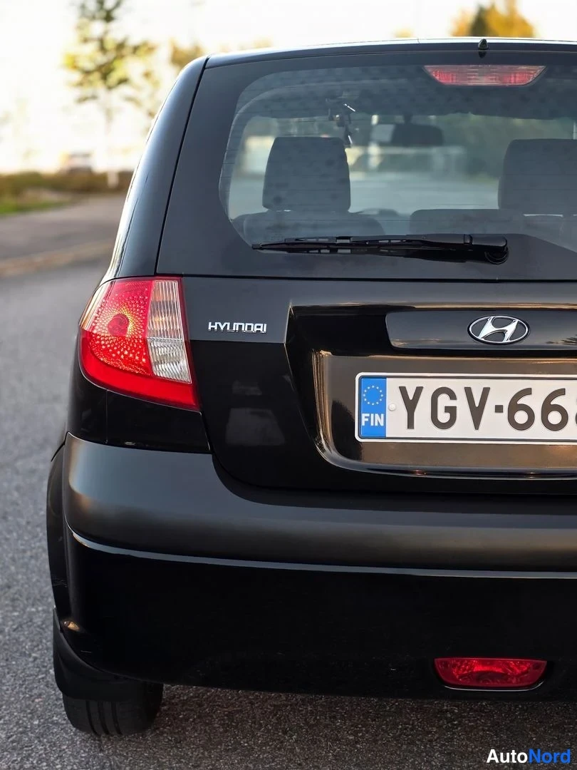 Takaviisto: Black Hyundai Getz rear view showing badge, tail light and license plate