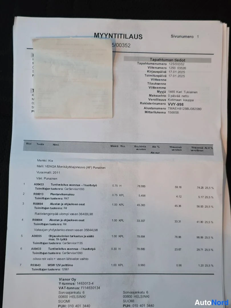 Asiakirja: Myyntitilaus -asiakirja. Merkkinä Kia. Mallina VENGA. Vuosimalli 2011. Väri punainen. Asiakirjassa lueteltu useita palveluita ja varaosia sekä niiden hinnat ja