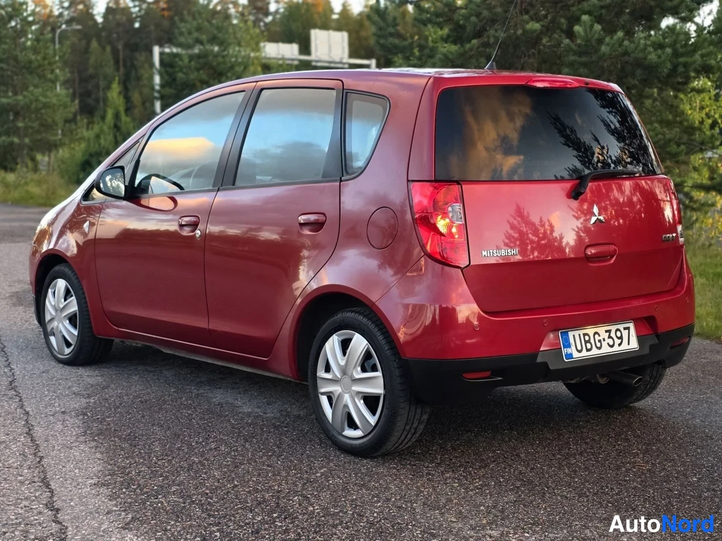 Takaviisto: Auton takaviisto näkyy punaisena. Takavalot, rekisterikilpi ja mallinimi Colt ovat selvästi luettavissa.