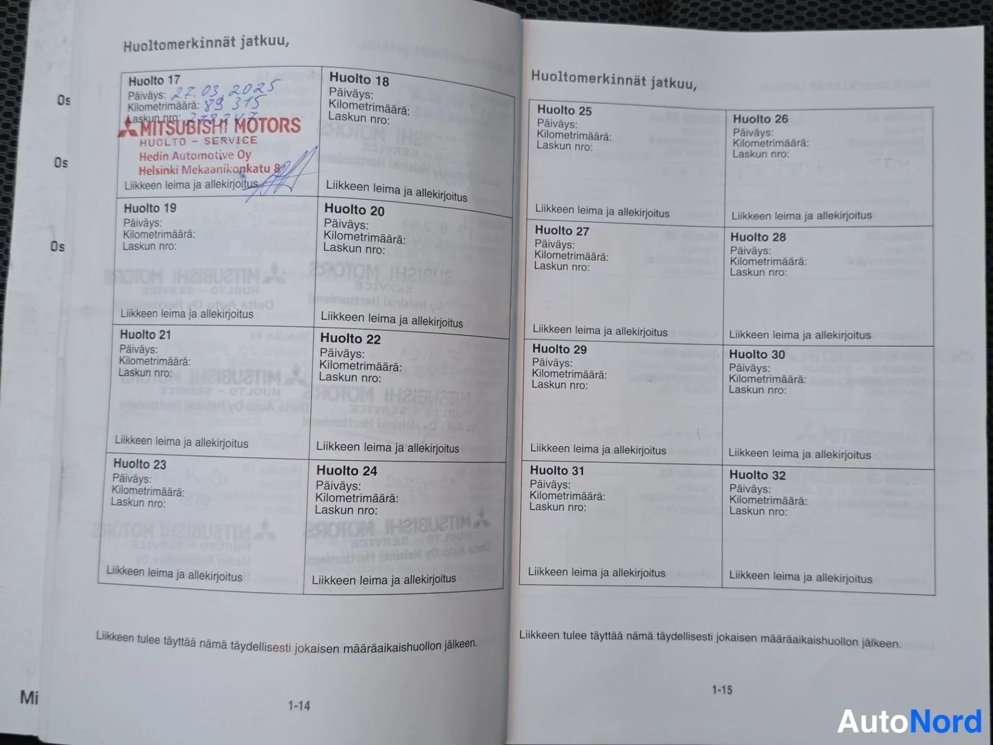 Asiakirja: Service book page showing maintenance records from Huolto 17 (27.05.2025, 2375 km) onwards through Huolto 32. The page header is 'Huoltomerkit jatkuu'. Previous