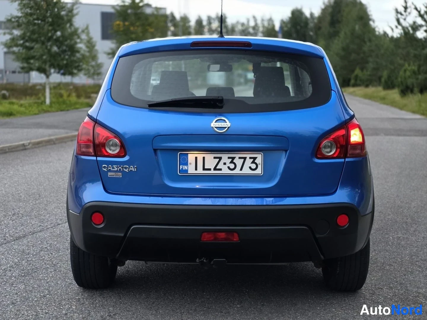 Takaa: Suoraan perään katsottuna sininen Nissan, jossa luku