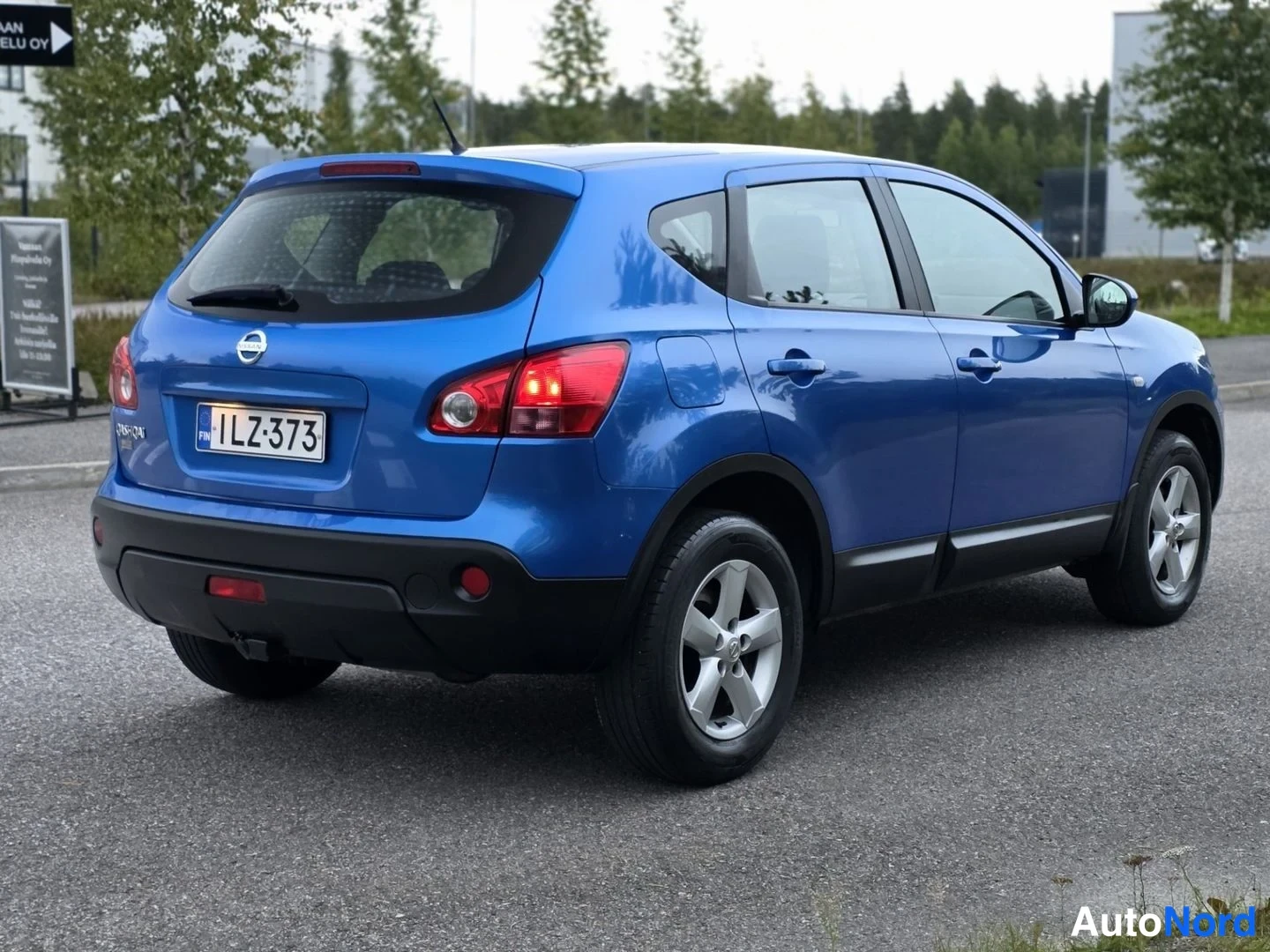 Takaviisto: Takaa ja sivulta kuvattu sininen Nissan Qashqai, rekisteritunnus.