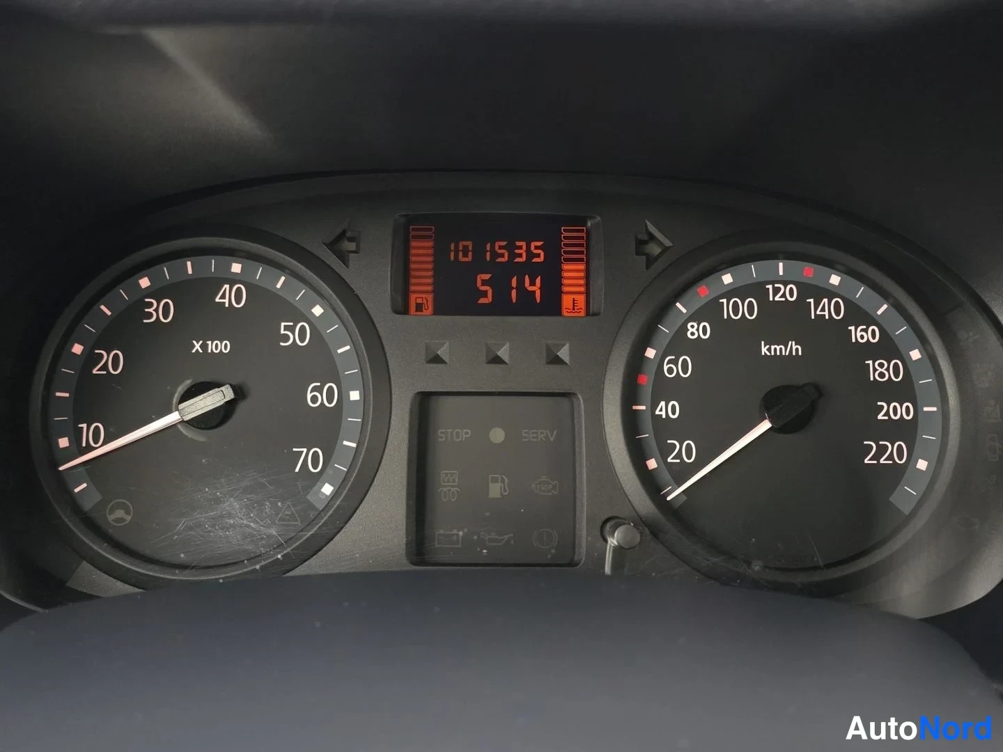 Yksityiskohta: Kuvassa on mittaristo, jossa oleva digitaalinen näyttö näyttää lukemaa 101535 km. Mittariston yläosassa on myös ajonopeusnäyttö 514 ja polttoainepolttoaineen mä