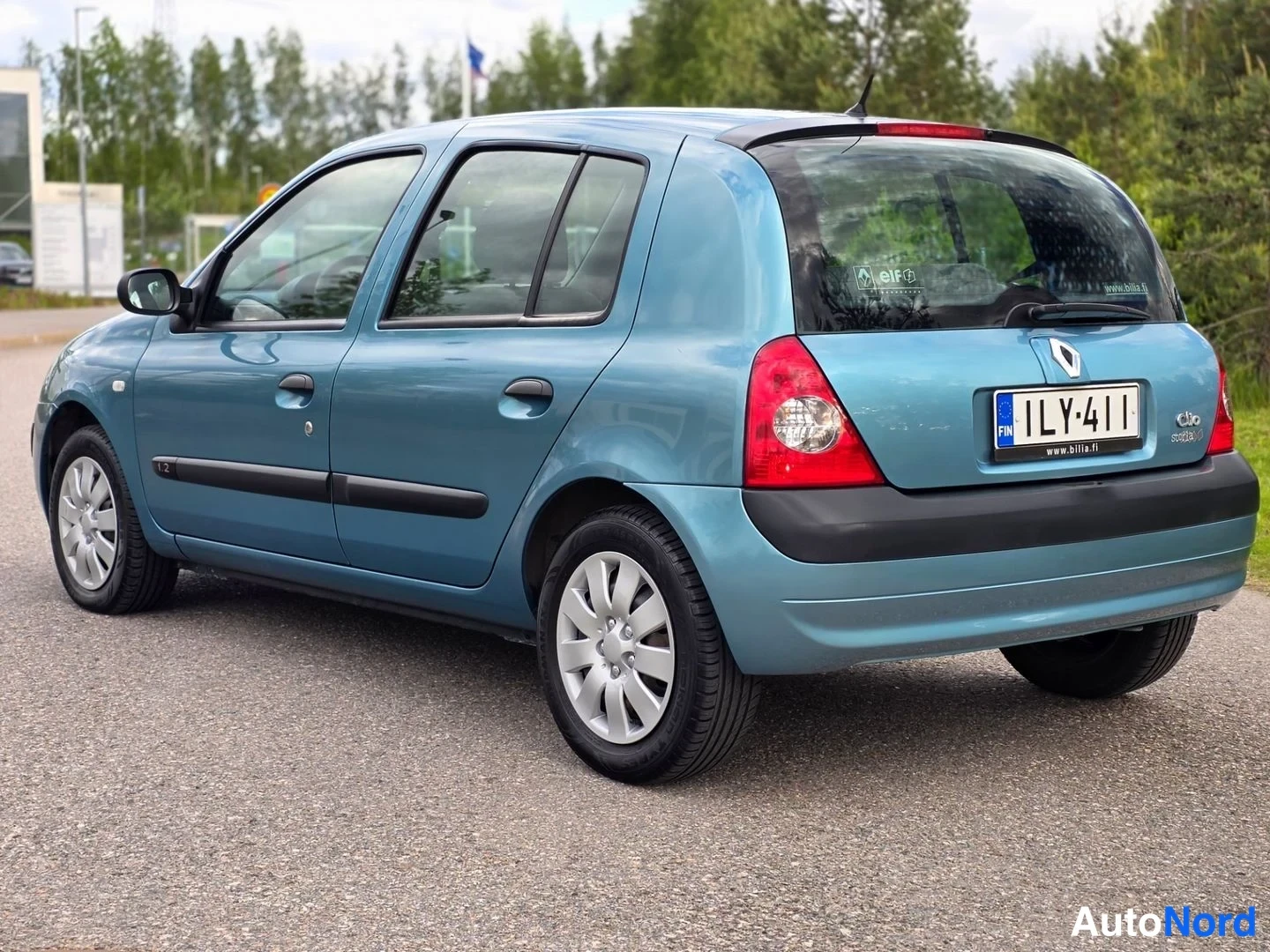 Takaviisto: Takavärikuva sinisestä Renault Clio -viistoperästä kolmiosaisessa kokoonpanossa.