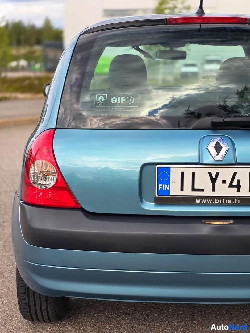 Takaa: Autoa näytetään taka-asennosta. Kuvassa on punaiset takavalot, Renault-merkin lippa, valkoisin numerokilpi ja takalasin pyyhkäisin. Lasiin kiinnitetty stikkerri