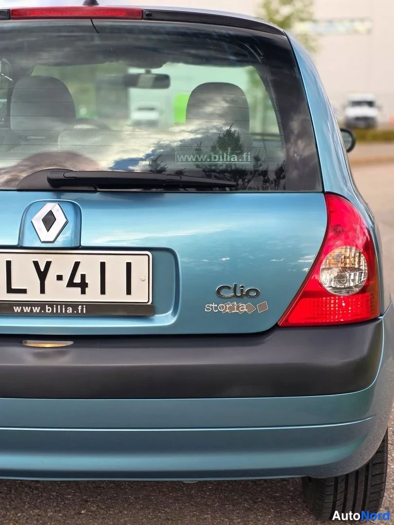 Takaa: Vaaleansinisen Renault Clion takapää suoraan takaa kuvattuna. Takaluukussa Renault-timantti ja Clio-merkki, rekisterikilpi LY-411 kehyksessä, jonka alareunassa