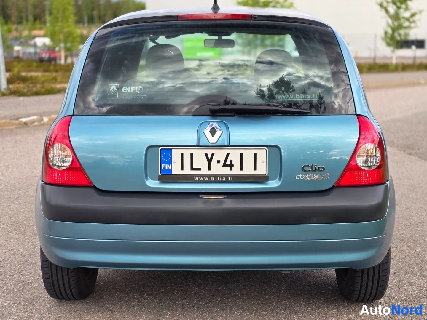 Takaa: Takakuva sinisestä Renault Clio -viistoperästä.