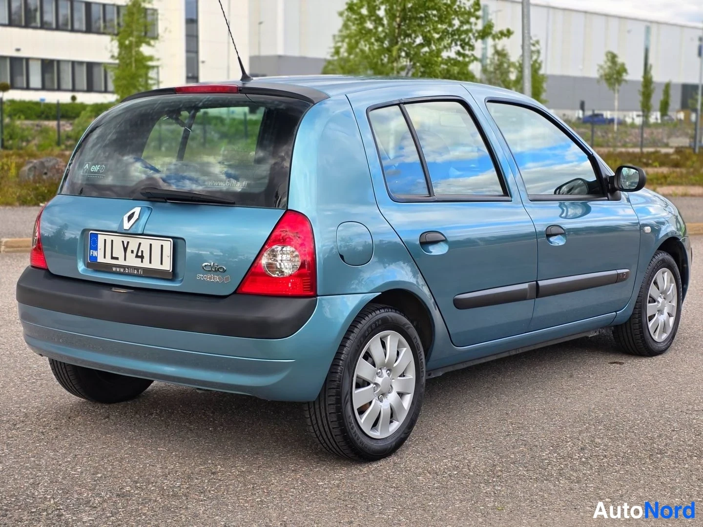 Takaviisto: Rear three-quarter view of a light blue Renault Clio five-door hatchback showing rear and right side with alloy wheels.