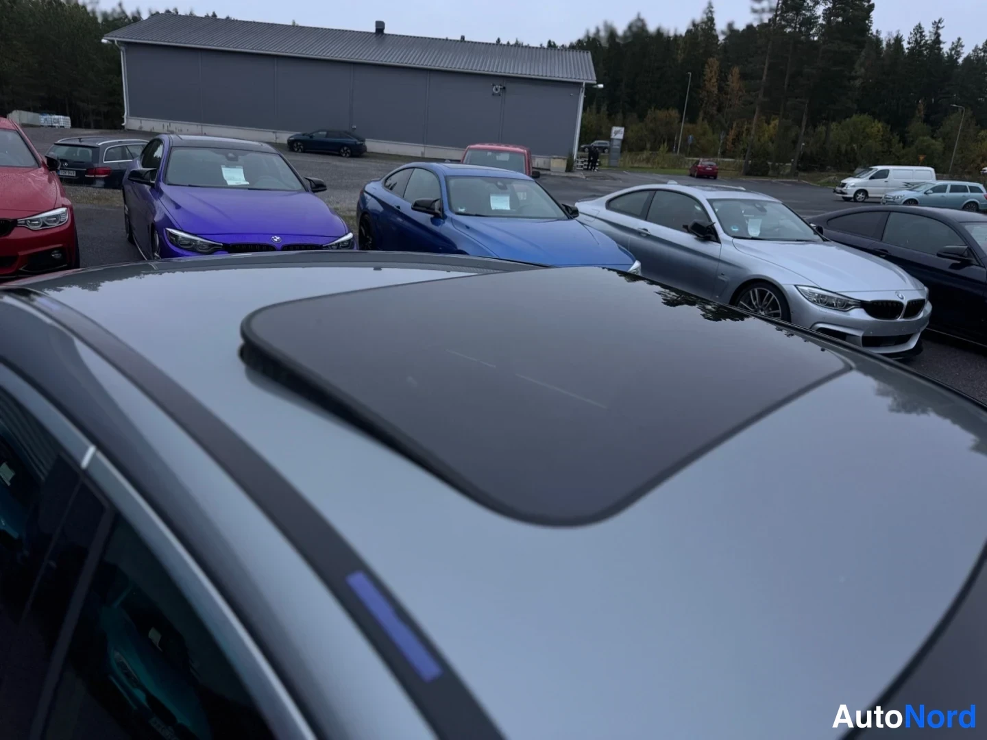 Muu: Yläkuva auton katosta, jossa on avoin aurinkokatto. Katon reunaan liittyy musta reunus.