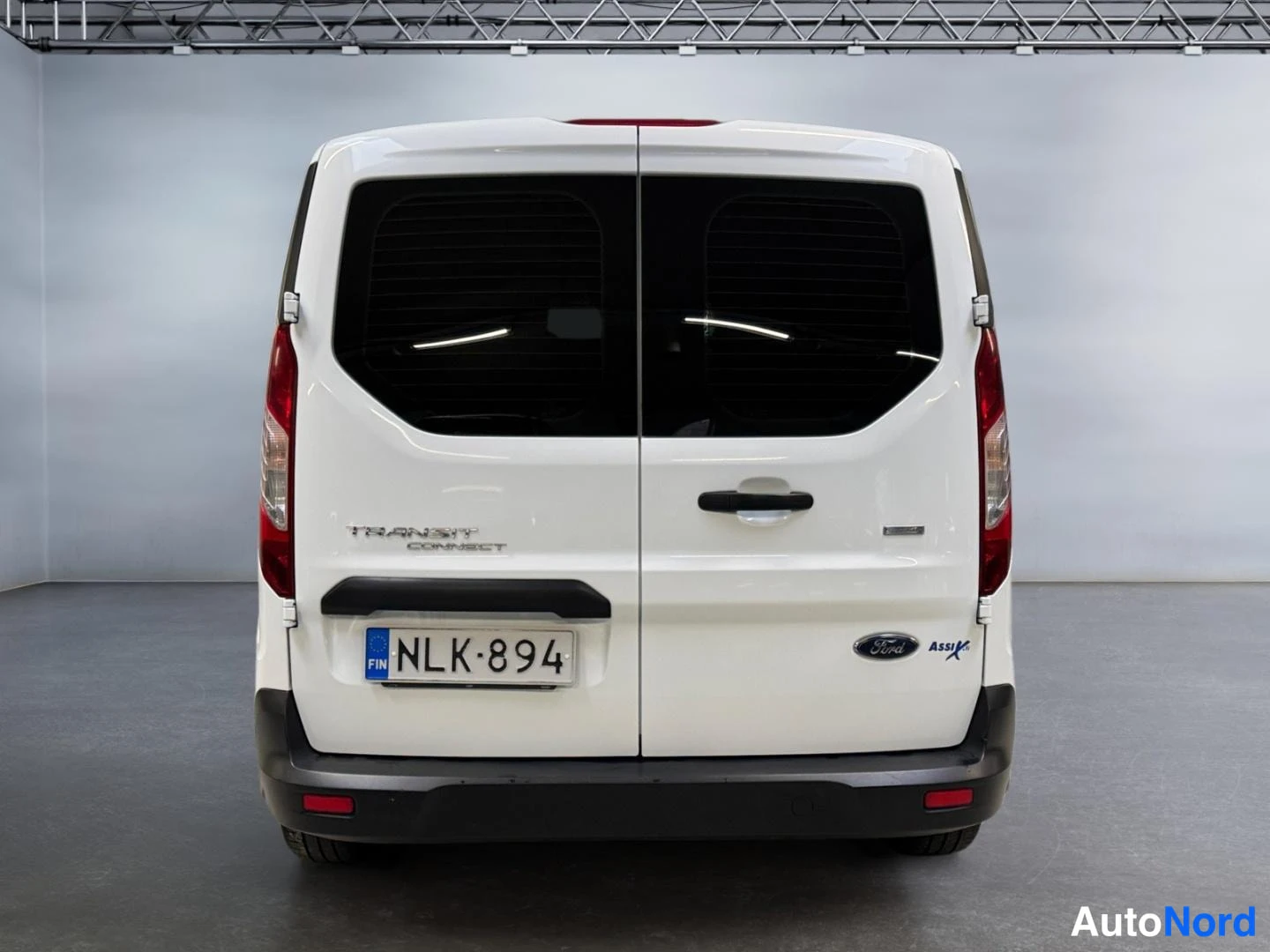Takaa: Tasaisessa asennossa oleva Ford Transit Connect -puolihaalarin takana näkyy rekisterikilpi