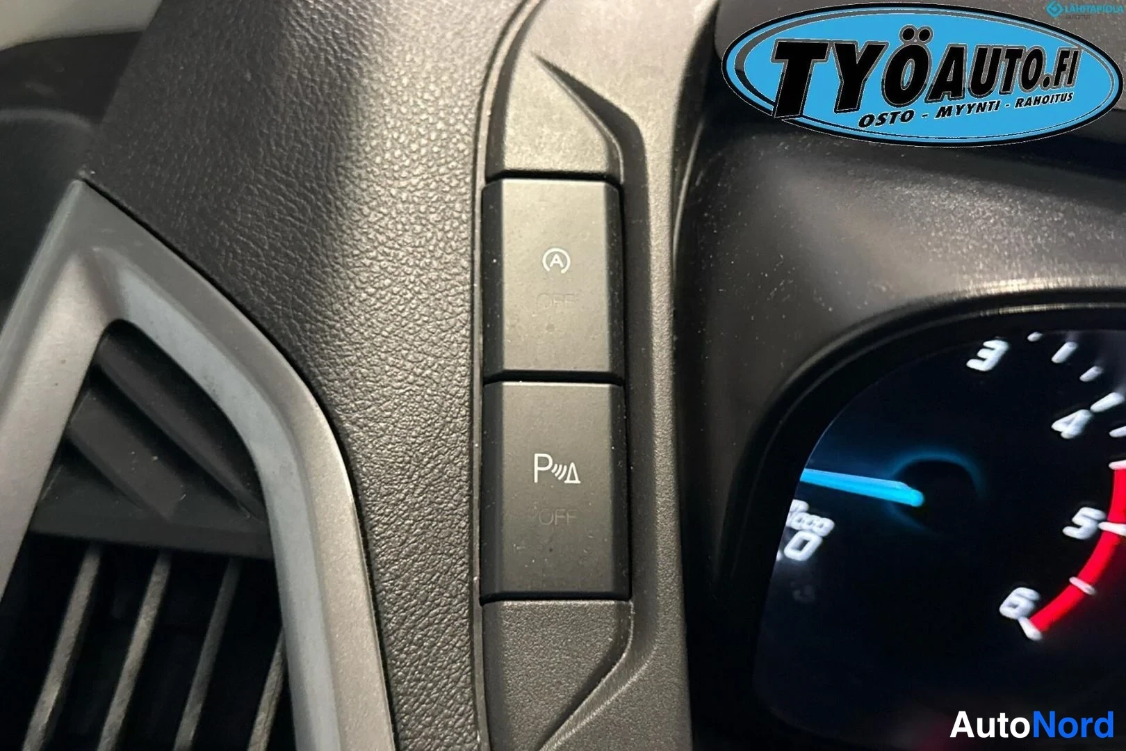 Yksityiskohta: Buttons on the dashboard next to the instrument cluster showing an auto start-stop icon (circle A) and parking sensors (P triangle waves).