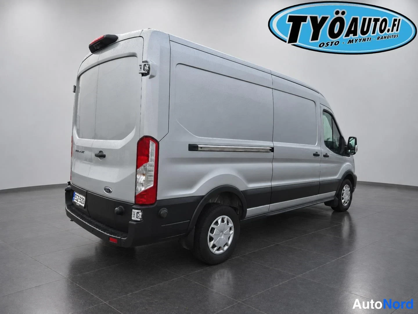 Takaviisto: Valkoinen Ford Transit takaa kolmasosan kulmasta otettu kuva