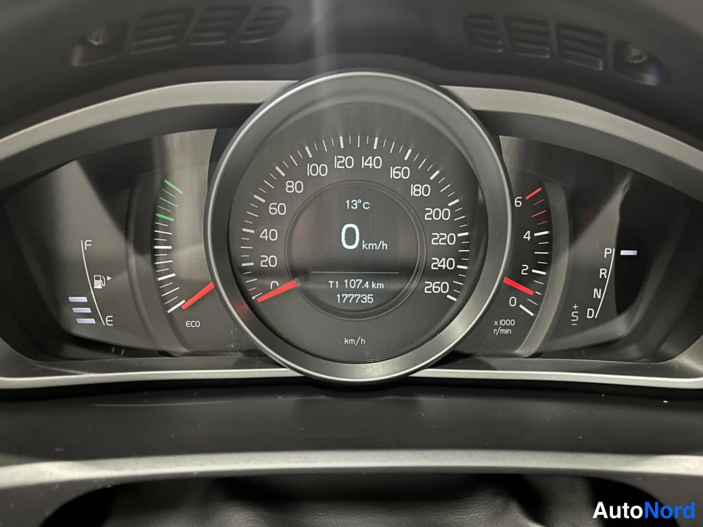 Muu: Kojelaudan mittaristo: nopeusmittari näyttää 0 km/h, matkamittari 177735 km, lämpötila 13 °C, ECO-merkintä ja polttoainemittari. Automatic vaihteiston P R N D -