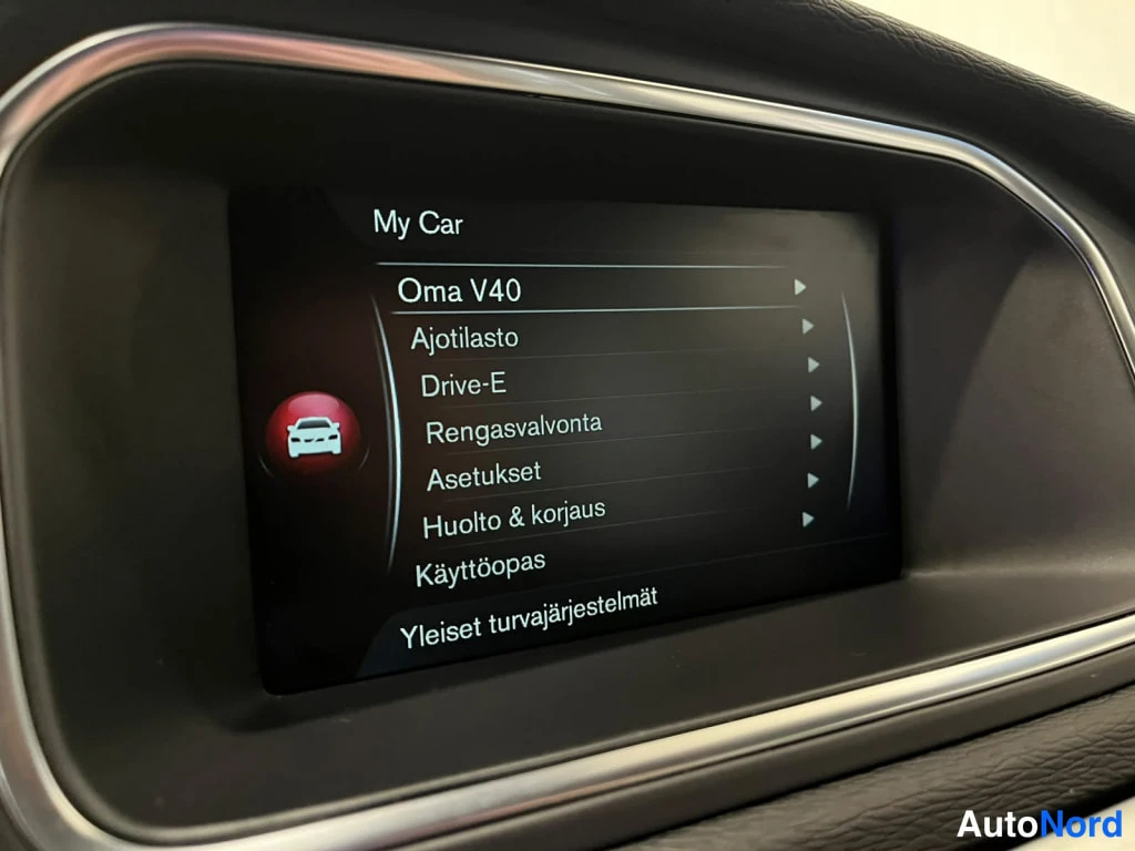Muu: Infotainment-näyttö, jossa My Car -valikko kohteineen: Oma V40, Ajotilasto, Drive-E, Rengasvalvonta, Asetukset, Huolto & korjaus, Käyttöopas ja Yleiset turvajär