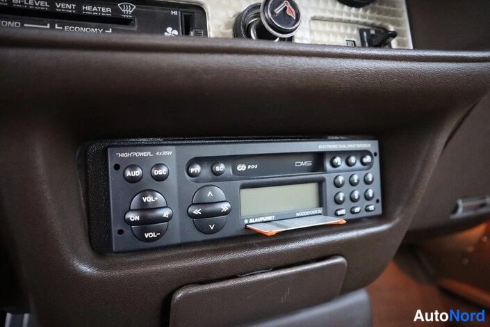 Muu: Kojeistoon asennettu Blaupunkt radiokasettisoitin lähikuvassa.