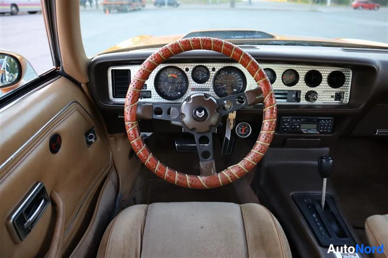 Keltainen Pontiac Firebird Trans AM 1981, ohjaamo, kuva 17