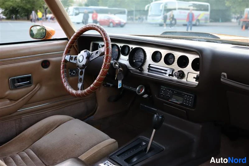 Keltainen Pontiac Firebird Trans AM 1981, ohjaamo, kuva 18