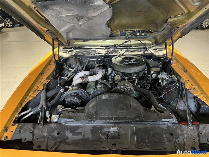 Keltainen Pontiac Firebird Trans AM 1981, moottoritila, kuva 22