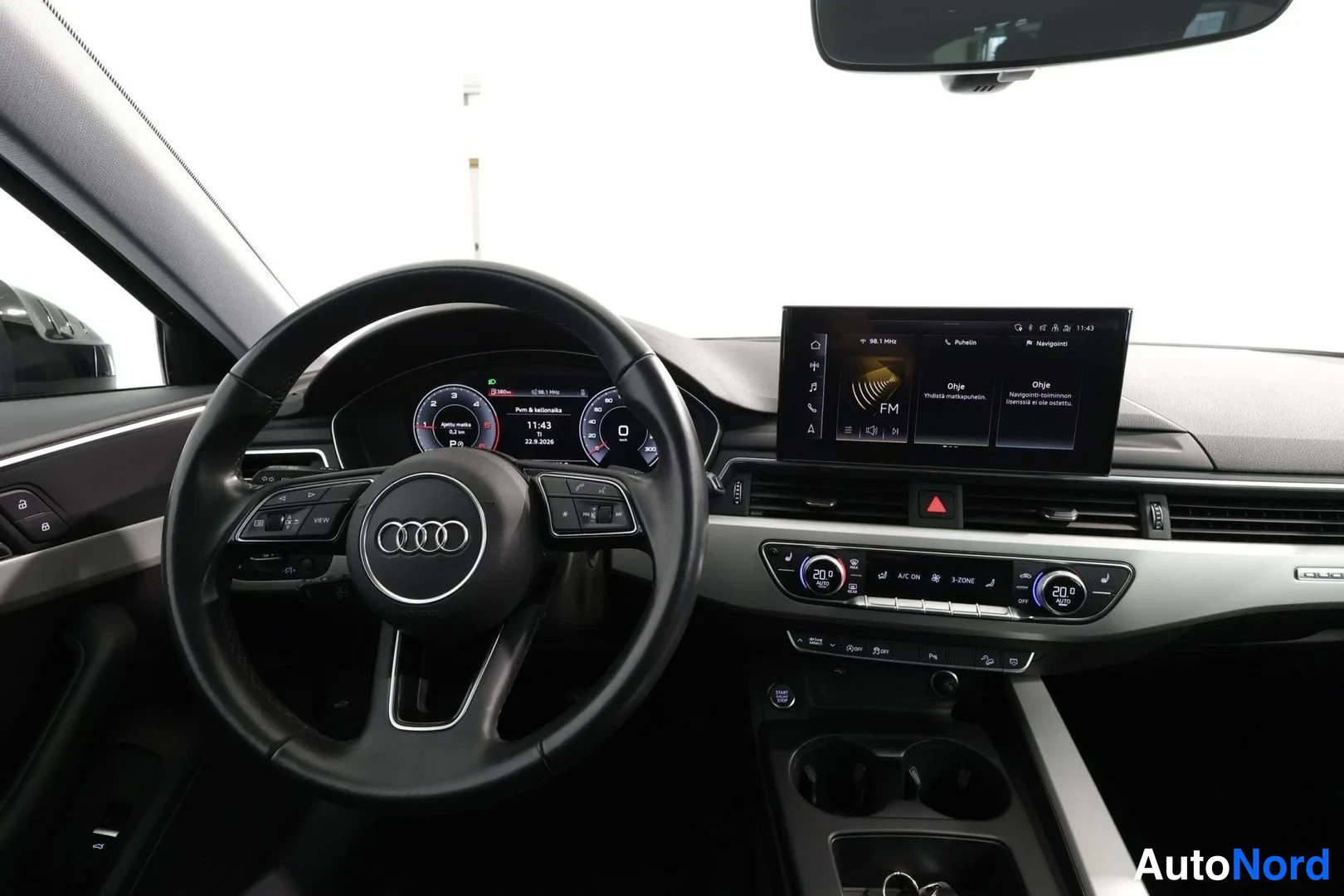 Muu: Ohjaamo, jossa Audi-ohjauspyörä, mittaristo ja suuri keskinäyttö