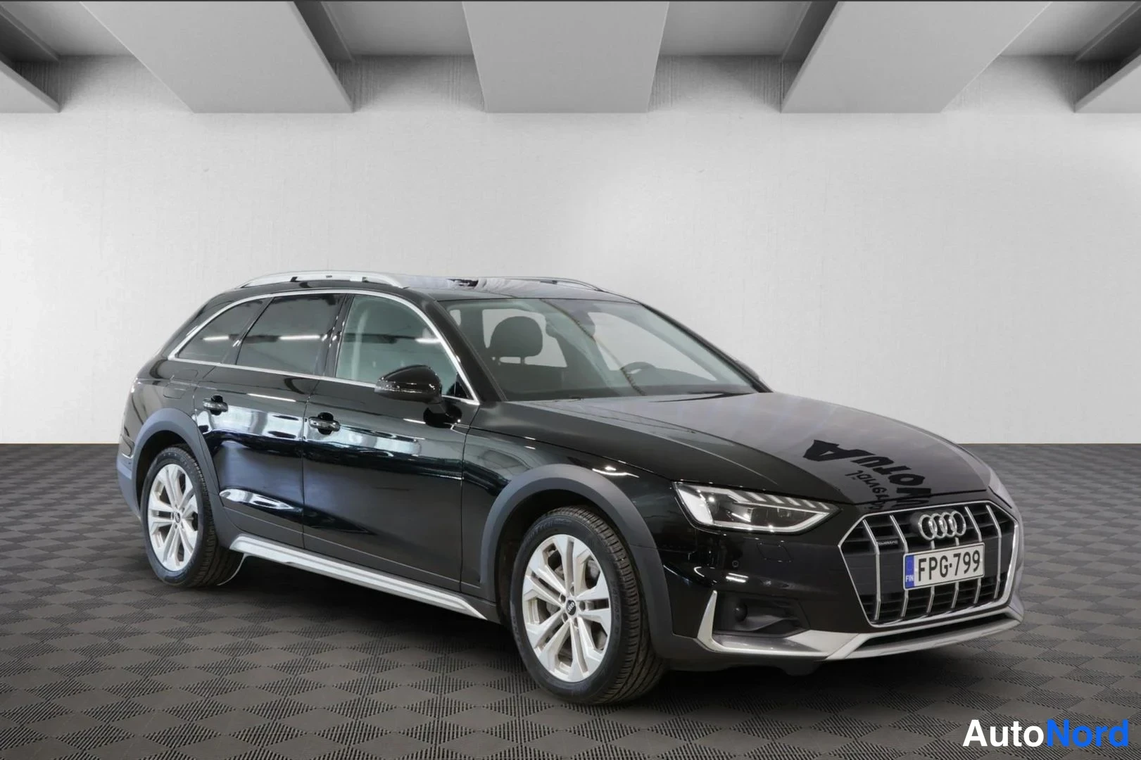 Etuviisto, nokka oikealle: Mustan Audi A4 Allroadin etuviisto, Singleframe-etuosa, hopeiset kattokaiteet ja rekisterikilpi studiovalaisussa.
