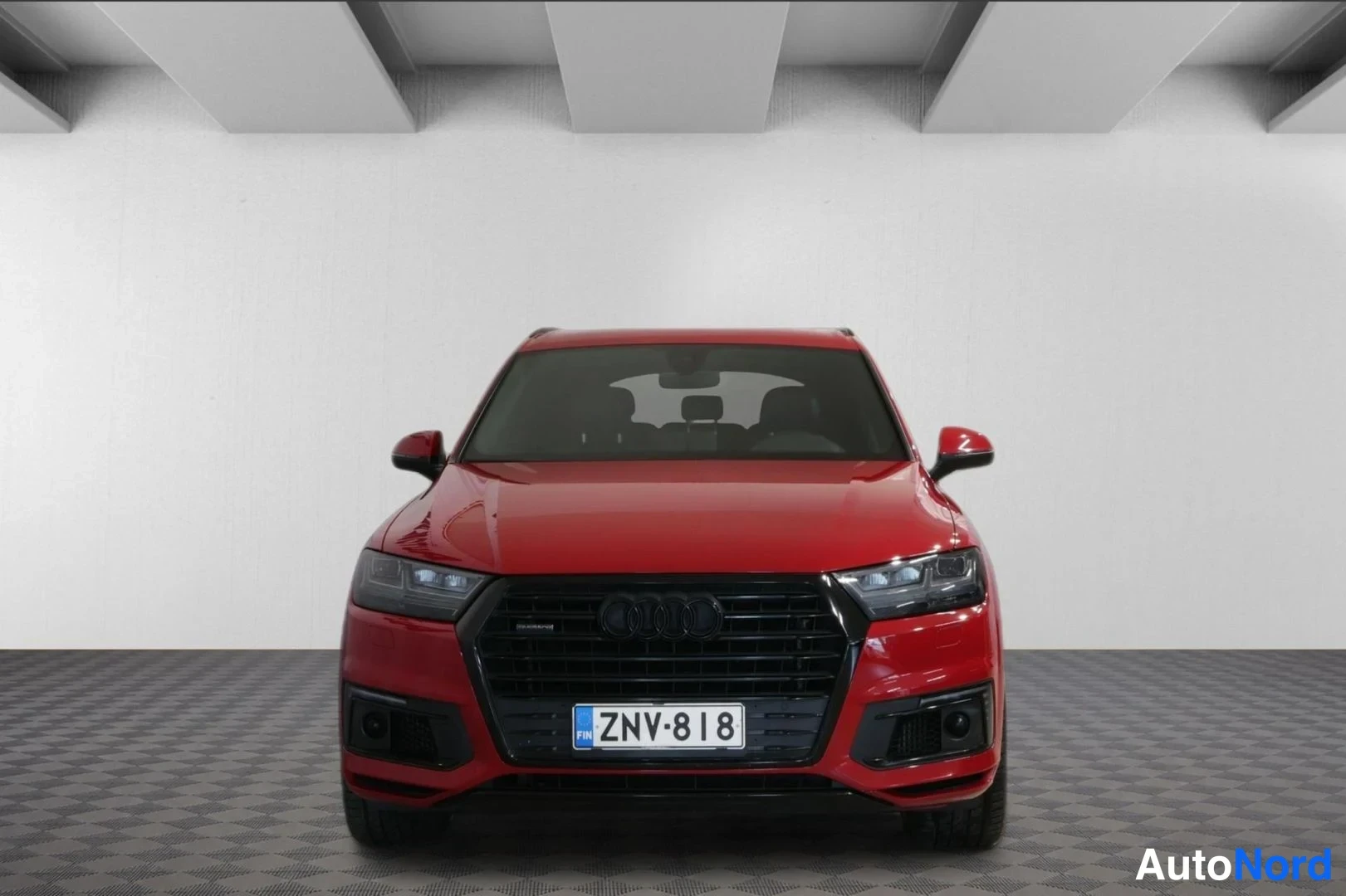 Edestä: Audi Q7 suoraan edestä, musta etusäleikkö ja rekisteritunnus.