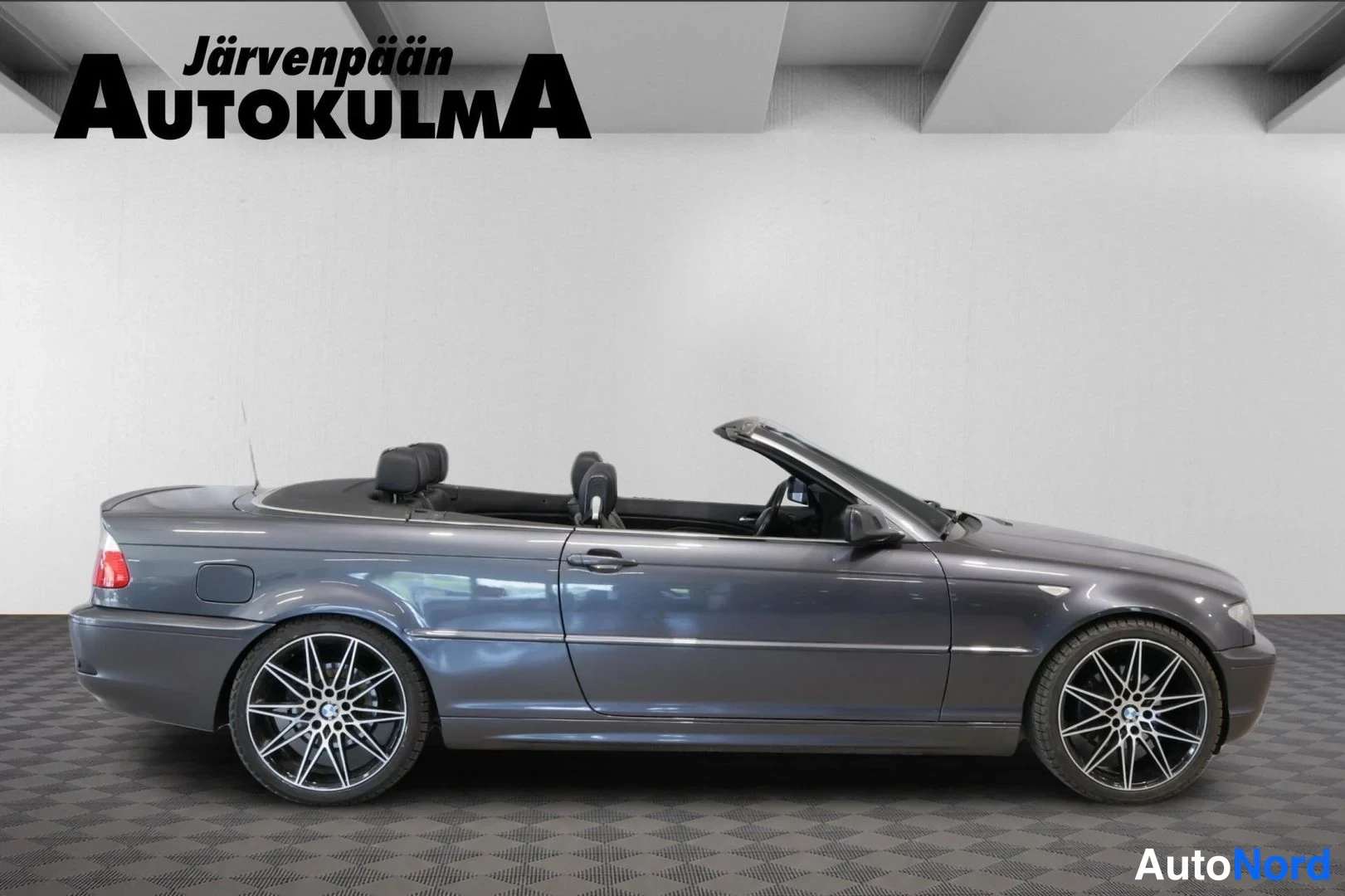 Sivulta: BMW 3-sarjan avoauto sivulta kuvattuna, katto auki, harmaa kori ja viisikeskiöiset kevytmetallivanteet.