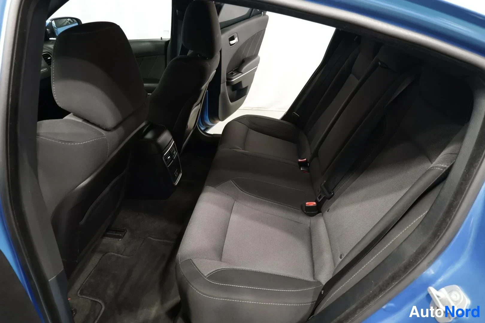 Takaa: Dodge Chargerin takapenkkI ja tavaratila: tummat kangasistuimet