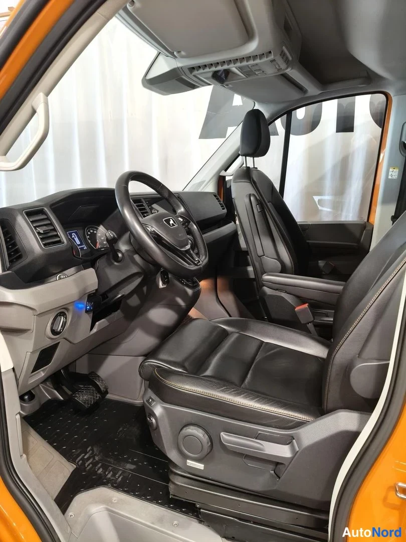 Etuviisto: Ford Transit Custom -pakettiauton ohjaamo vasemmalta: musta nahkaverhoillut kuljettajanistuin, kaksiosainen etuistuin ja taakse avautuva istuinrivin istuimet