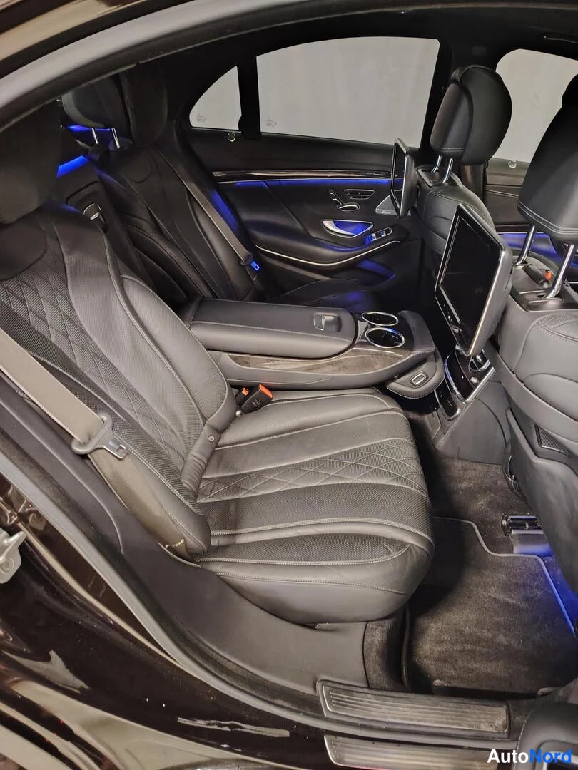 Etuviisto, nokka vasemmalle: Käytetty Mercedes-Benz S 400 Hybrid 2013, takaistuimelta katsottu auton sisustus.