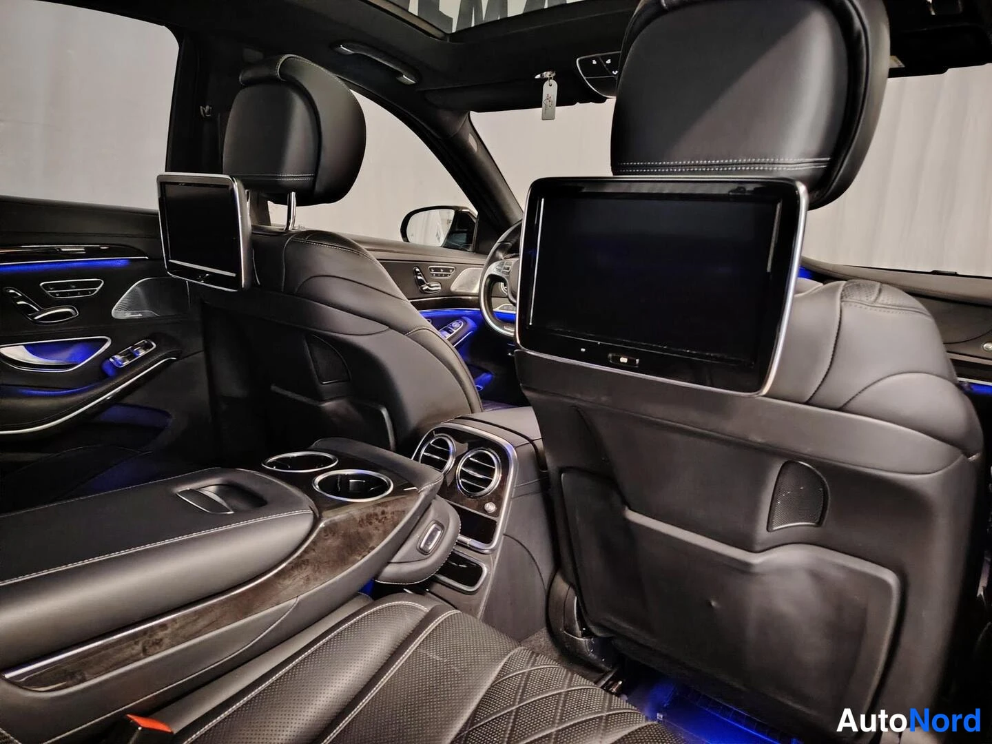 Takaviisto: Mercedes-Benz S 400 Hybrid 2013, takaistuimet ja viihdejärjestelmä näytöineen.