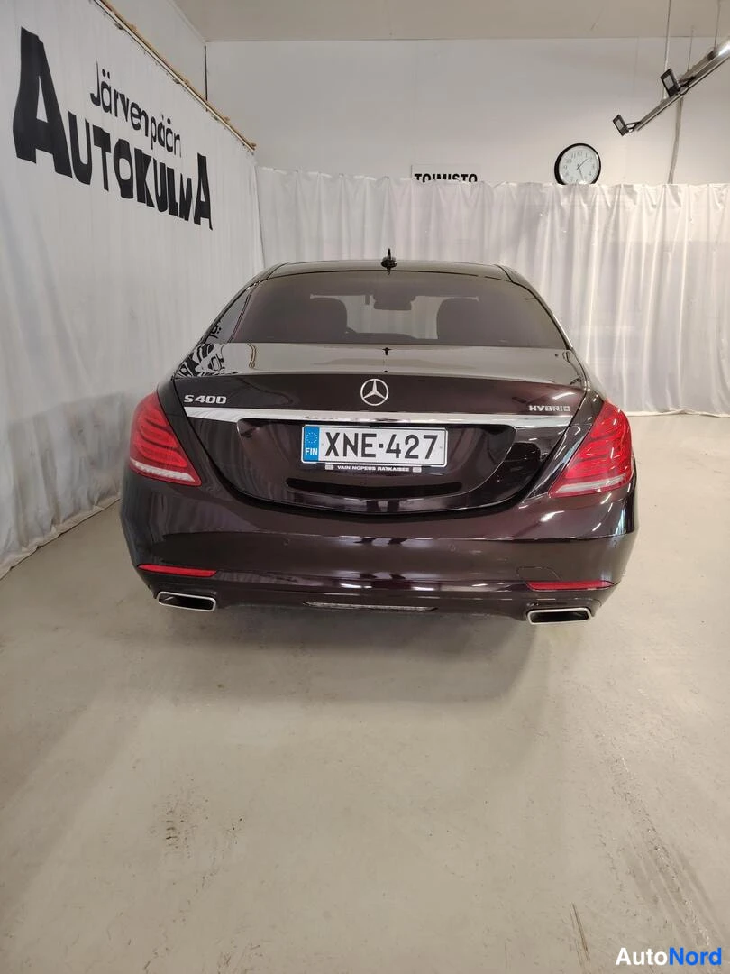 Takaa: Mercedes-Benz S-luokan sedan takaosa suoraan takaa. Boot-lid-mallimerkinnät S400 ja HYBRID, rekisterikilpi ja kaksoispakoputket näkyvät.