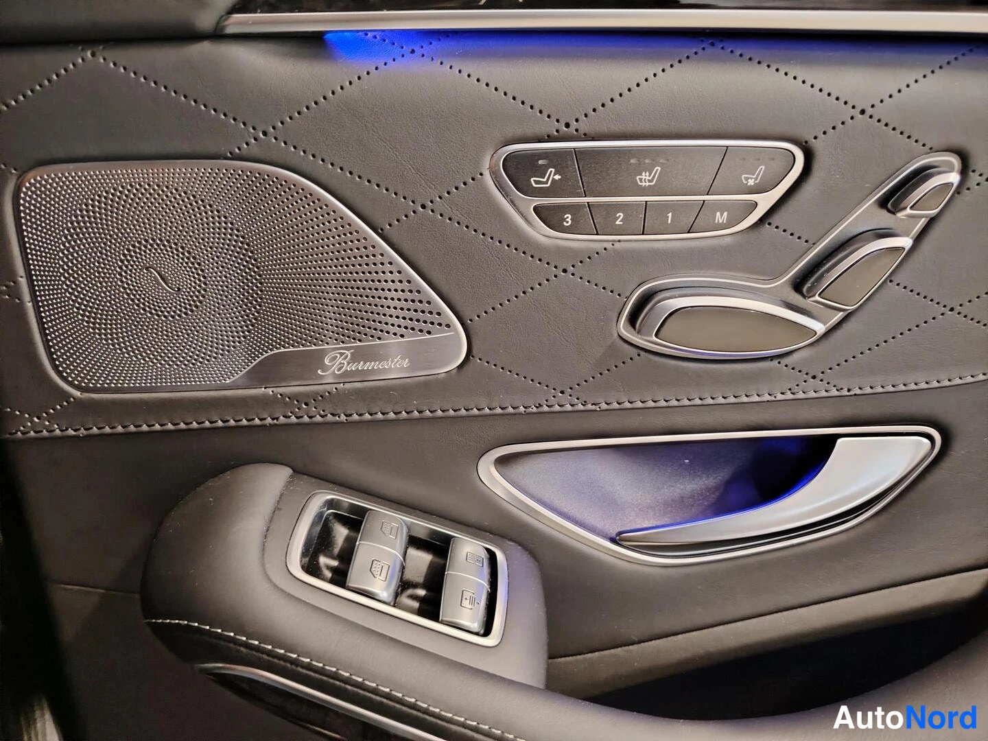 Sivulta: Käytetty Mercedes-Benz S 400 Hybrid 2013, kuljettajan ovi ja sähköistetyt istuimet.