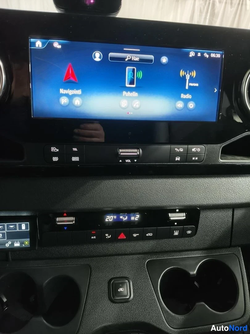 Etuviisto: Kuva mercedes-benz sprinter 319 cdi 4x4 a3 superhieno edition 2026 -ajoneuvon sisäosista: kojelaudan näyttö ja keskikonsoli.