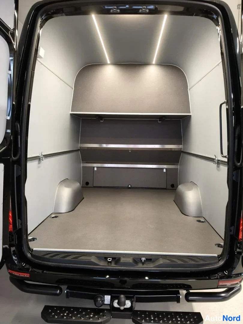 Etuviisto: Kuva mercedes-benz sprinter 319 cdi 4x4 a3 superhieno edition 2026 -ajoneuvon tavaratilasta: takaluukku auki ja tyhjä tavaratila.