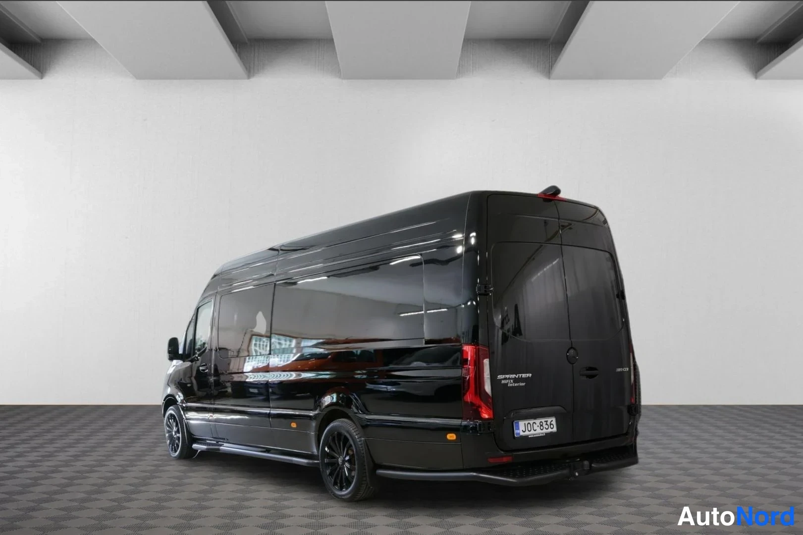 Takaviisto: Musta Mercedes-Benz Sprinter takakulmasta, rekisterikilpi.